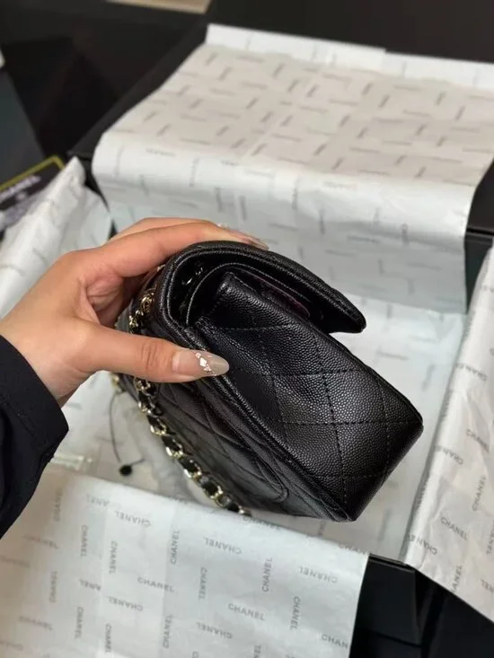 Classic CHANEL Bag: A Stylish and Versatile Choice for Elegance - Picture 6 of 6